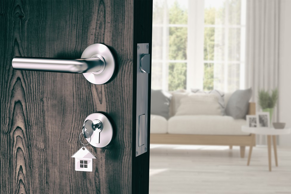 Närbild på handtaget på en öppen entrédörr